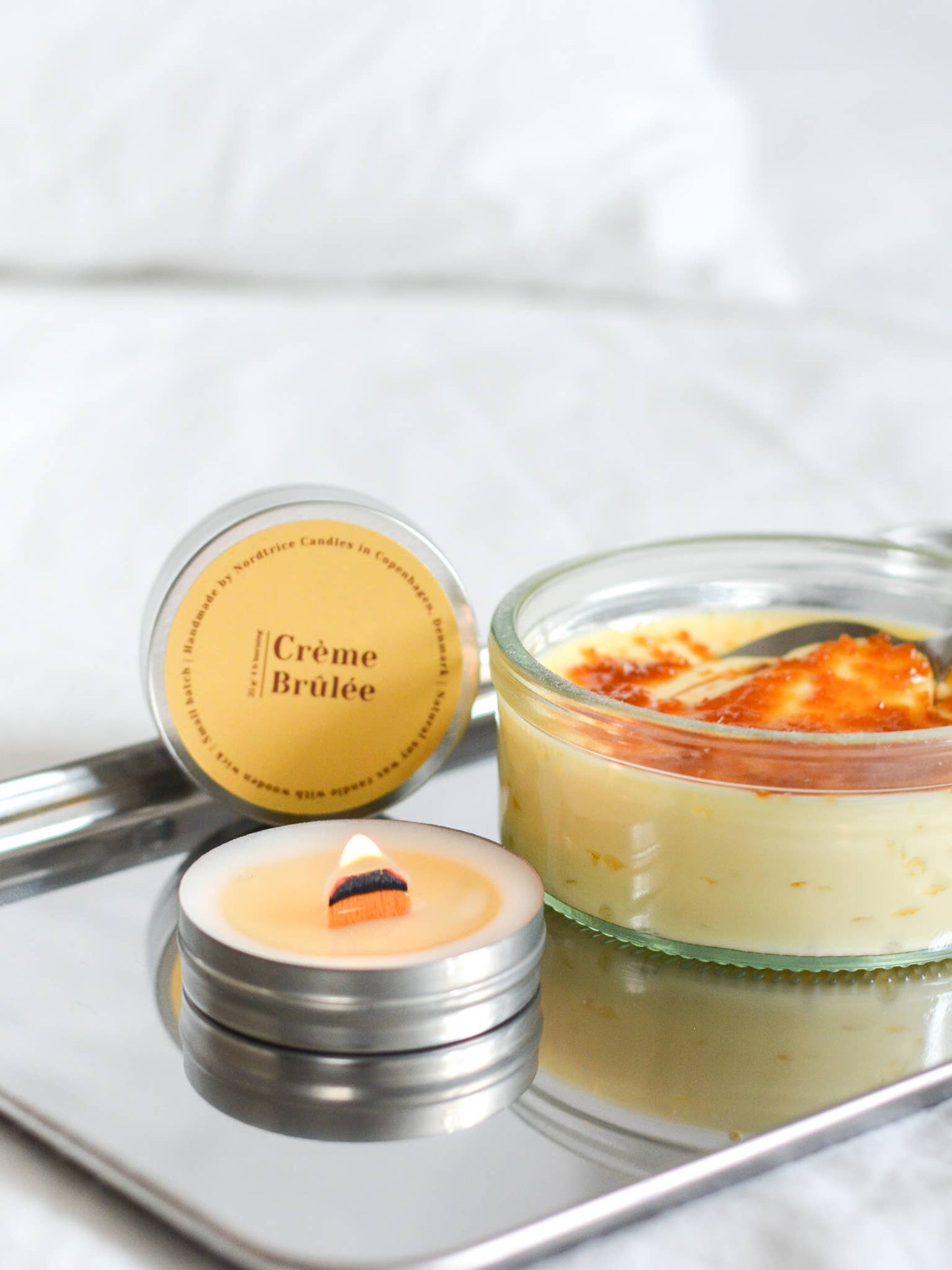 Nordtrice handgemaakte mini Crème Brûlée geurkaars - kaars samen met een crème brûlée op plateau