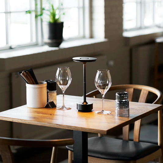 Lyneham tafellamp op een restauranttafel - gezellig dineren in een sfeervolle omgeving met warme materialen