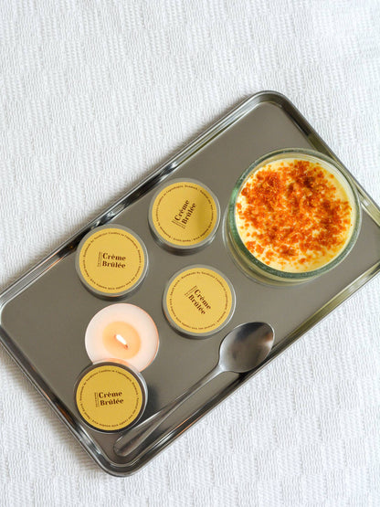 Nordtrice handgemaakte mini Crème Brûlée geurkaars - brandende kaars samen met een crème brûlée op plateau