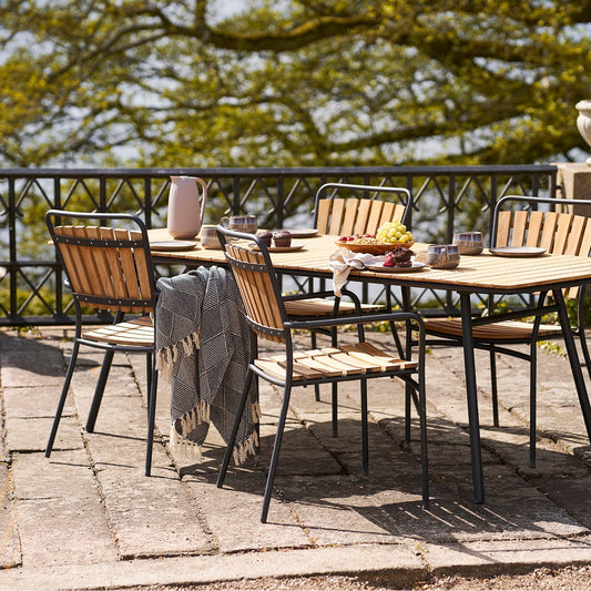 Izmir plaid - blauwe plaid gedrapeerd over stoel op een zomers terras