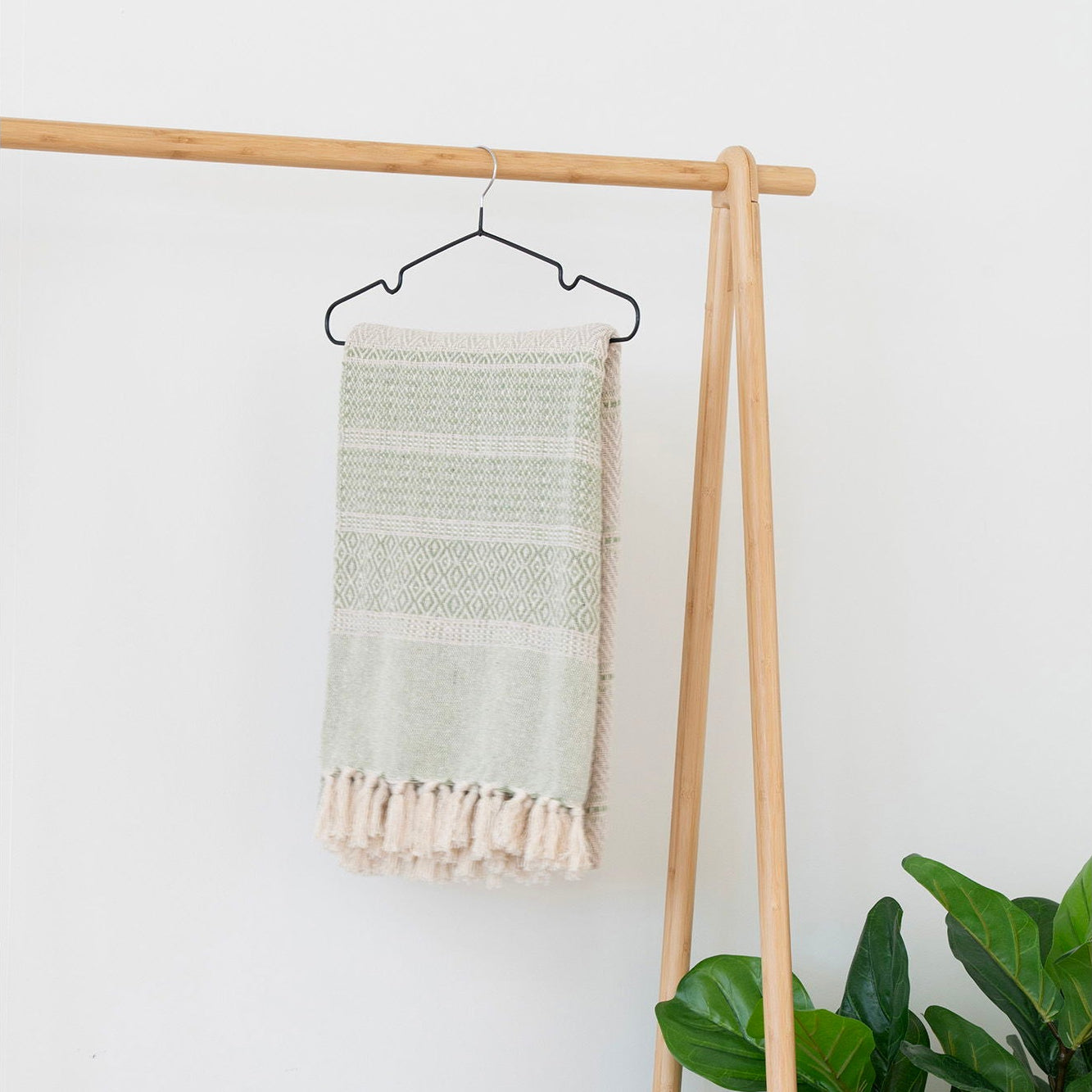 Manisa plaid - groene katoenen plaid op een hanger
