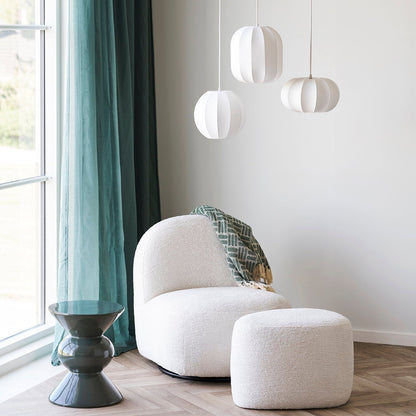Adana plaid - groen nordic design motief - gedrappeerd over zetel in een minimalistisch nordic interieur