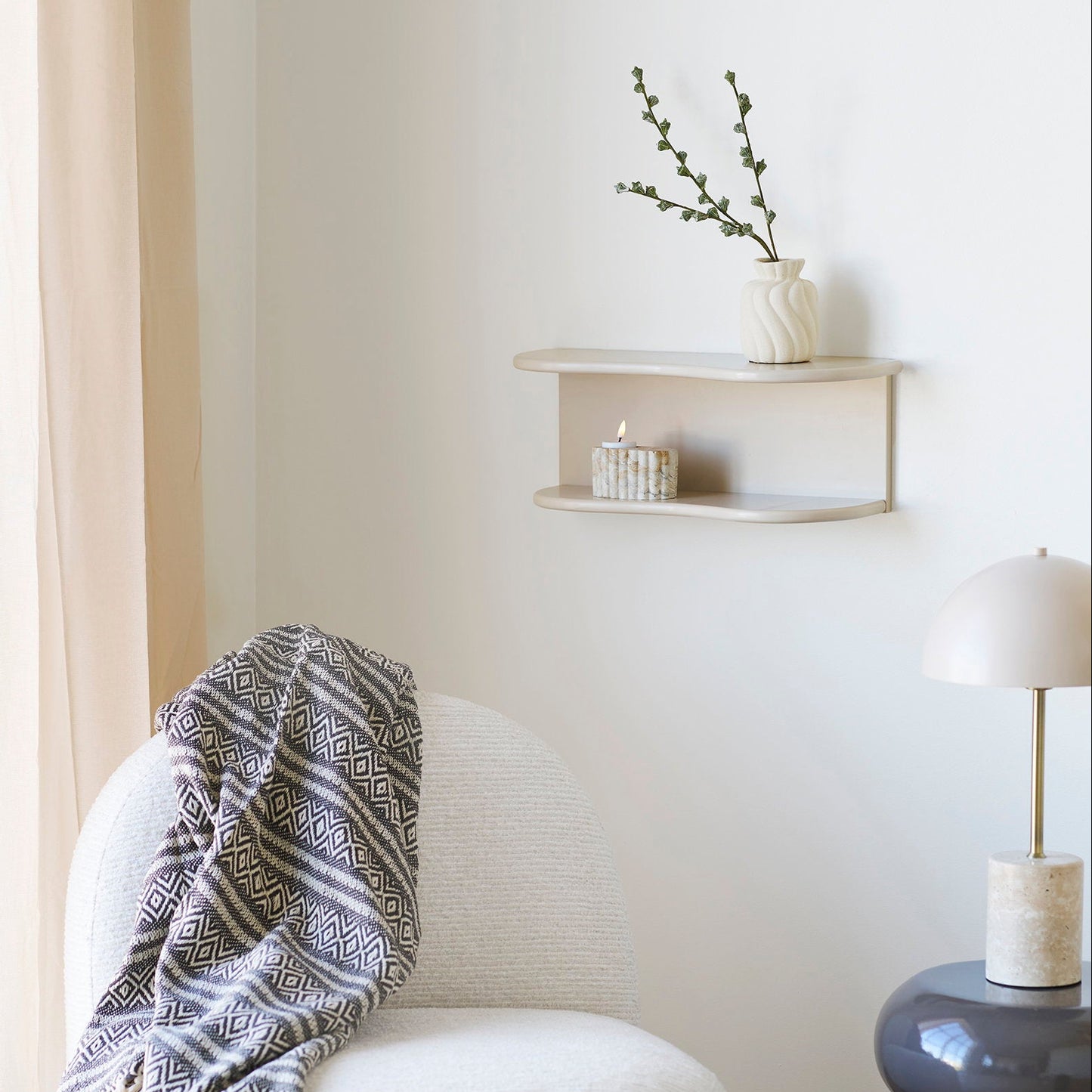 Adana plaid - bruin nordic design motief - gedrappeerd over zetel in een scandinavisch interieur