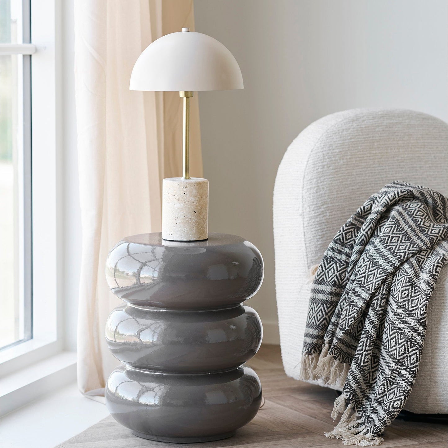 Adana plaid - bruin nordic design motief - gedrappeerd over zetel in een scandinavisch interieur