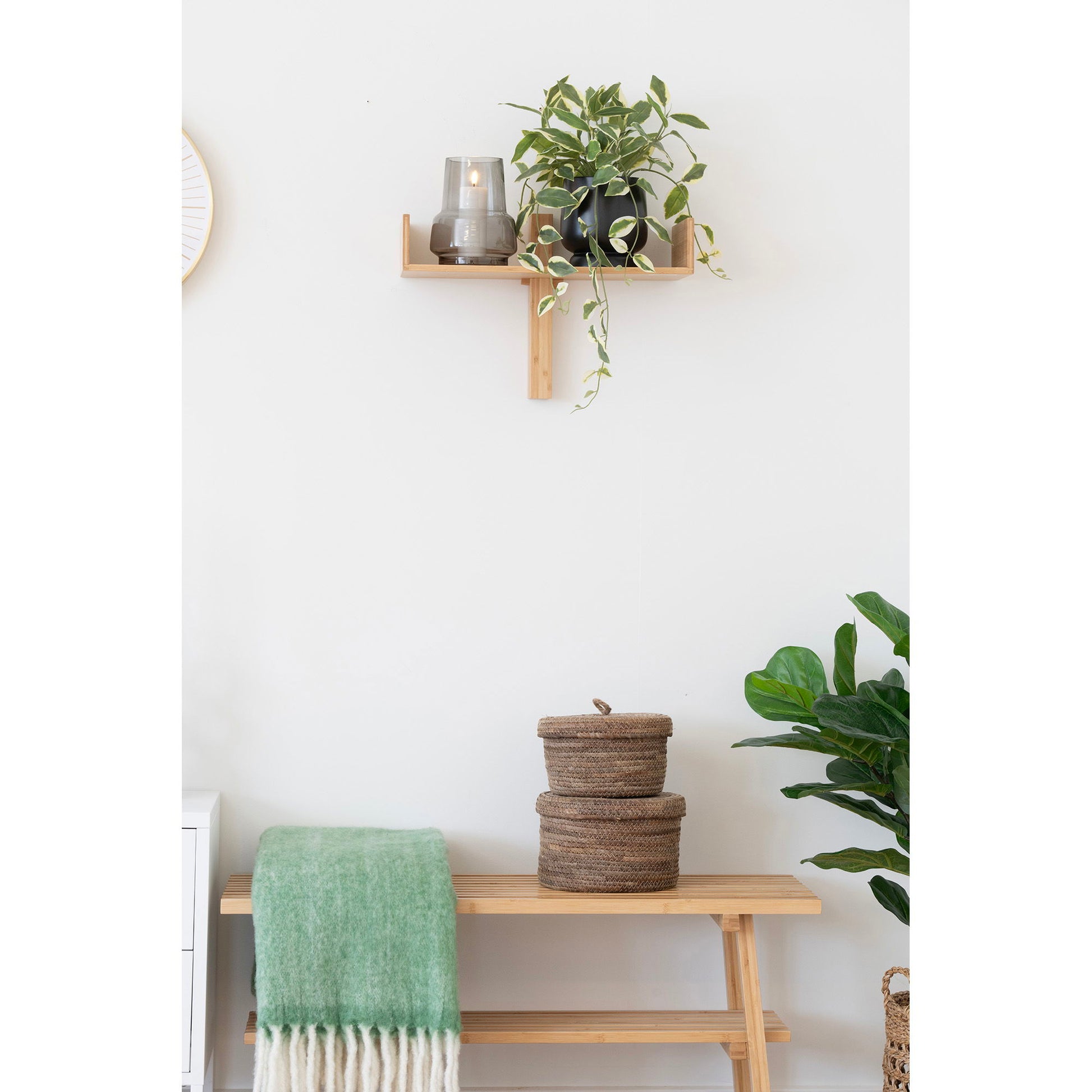 Grijs gerookte vaas op wandplank in minimalistische nordic inkomhal