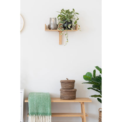 Grijs gerookte vaas op wandplank in minimalistische nordic inkomhal