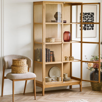 Mondgeblazen kastanjerood gerookte Lykke vaas in nordic interieur met natuurlijke kleuren