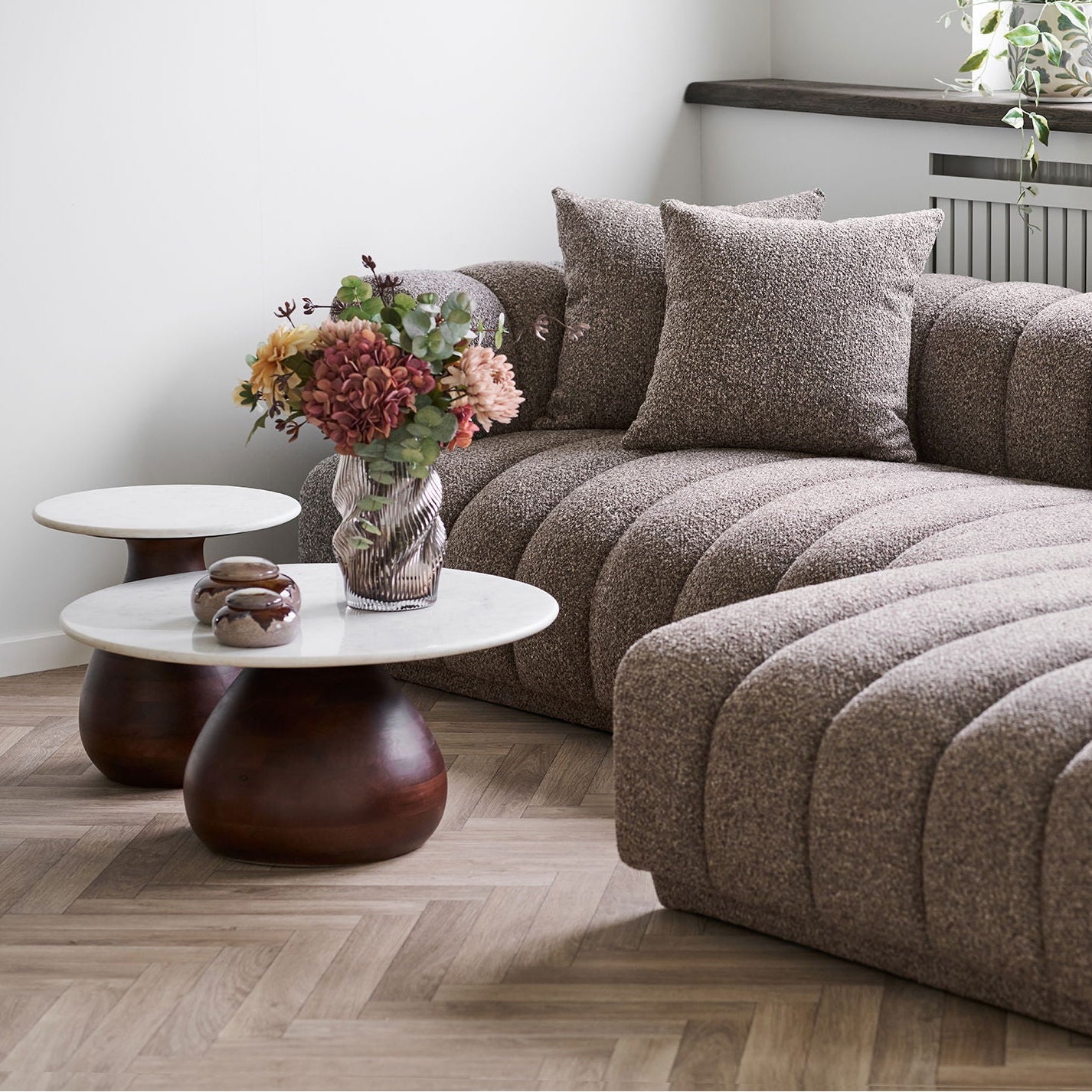 Bruin gerookte Lykke vaas - mondgeblazen met twist in een warm scandinavische living
