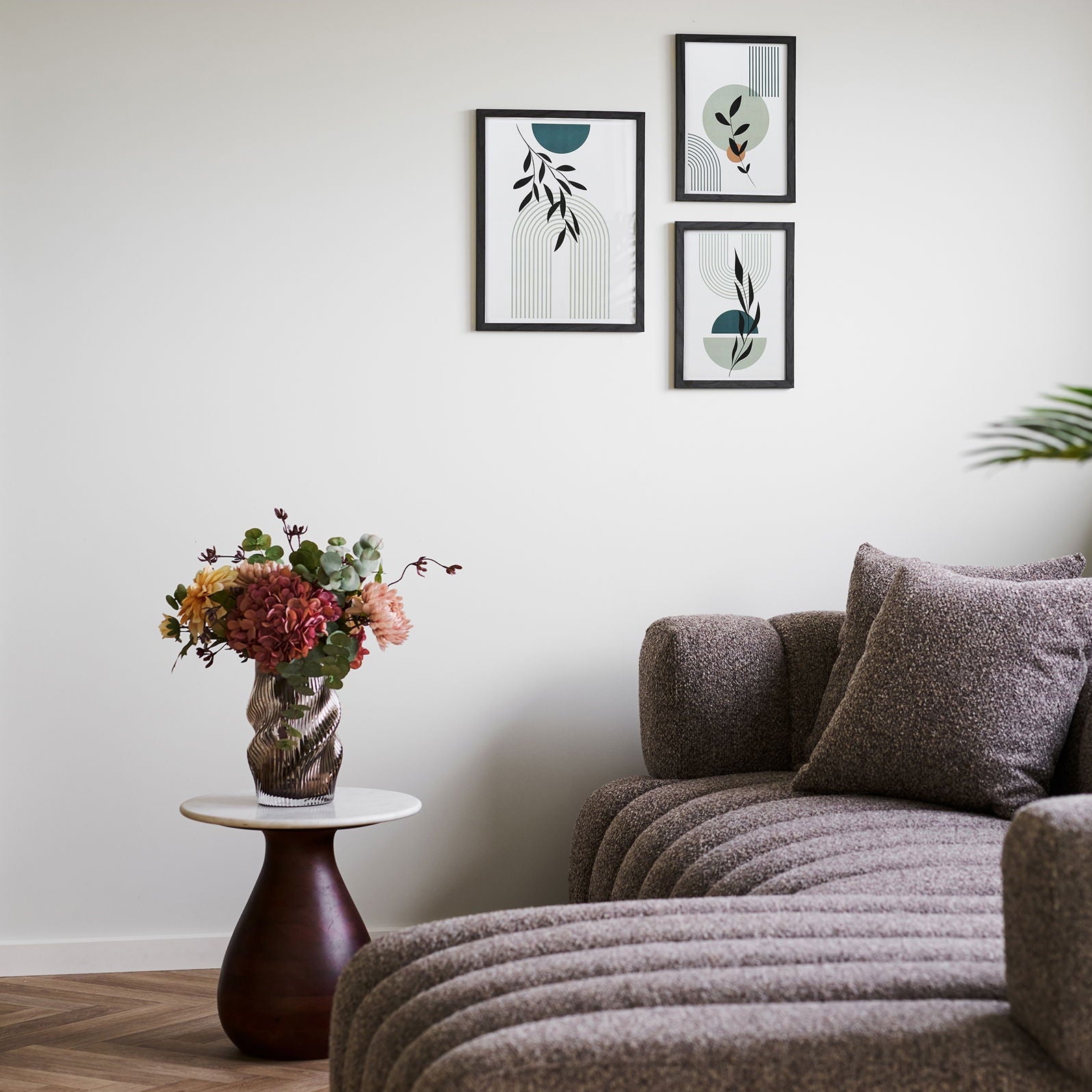 Bruin gerookte Lykke vaas - mondgeblazen met twist in een warm scandinavische living