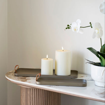Groen metalen decoratie schalen met brandende kaarsen erop