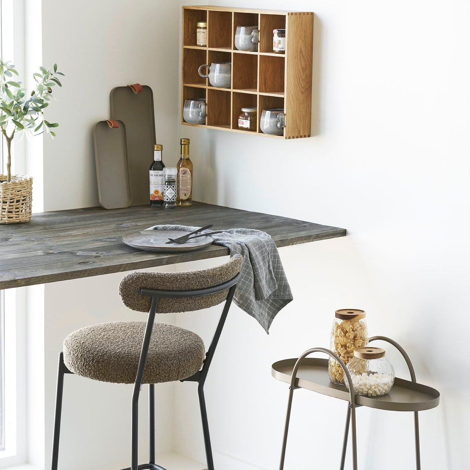Set van 2 metalen schalen tegen keukenwand