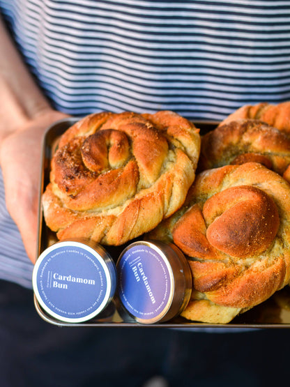 Nordtrice handgemaakte mini Cardamom Bun geurkaars - op plateau met echte Cardamom Buns