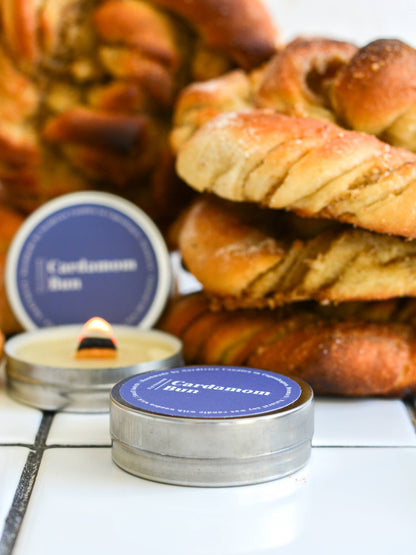 Nordtrice handgemaakte mini Cardamom Bun geurkaars - brandend bij stapel cardamom buns