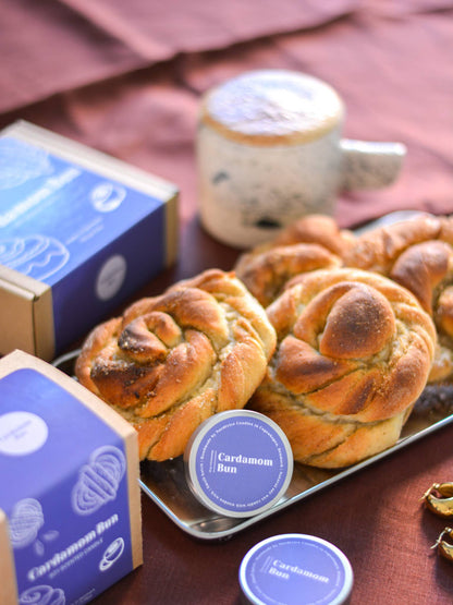 Nordtrice handgemaakte mini Cardamom Bun geurkaars - samen met cardamom buns tijdens fika moment