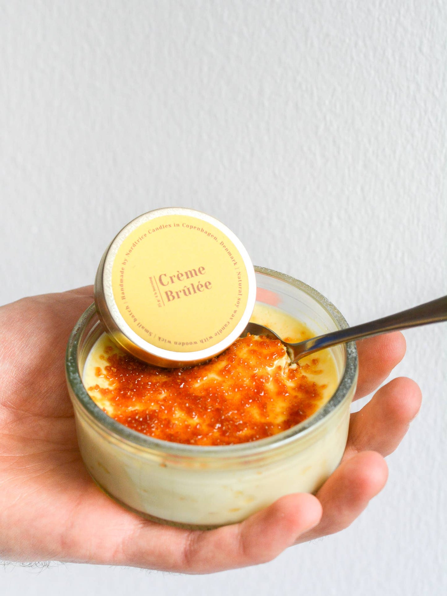 Nordtrice handgemaakte mini Crème Brûlée geurkaars - kaars met een crème brûlée in de hand