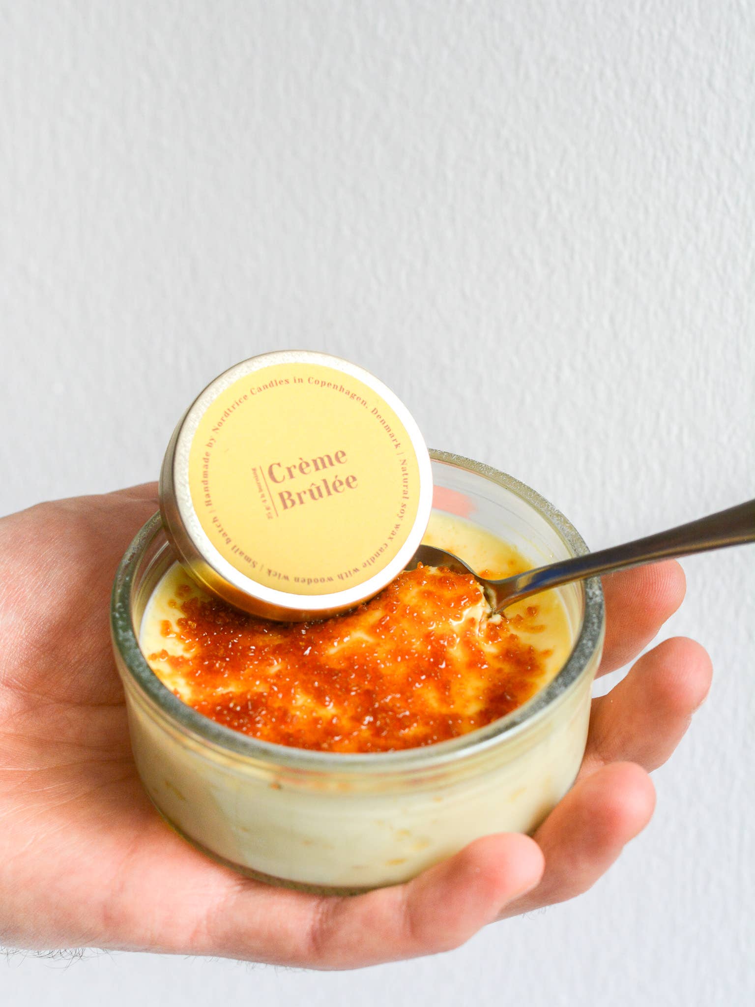 Nordtrice handgemaakte mini Crème Brûlée geurkaars - kaars met een crème brûlée in de hand