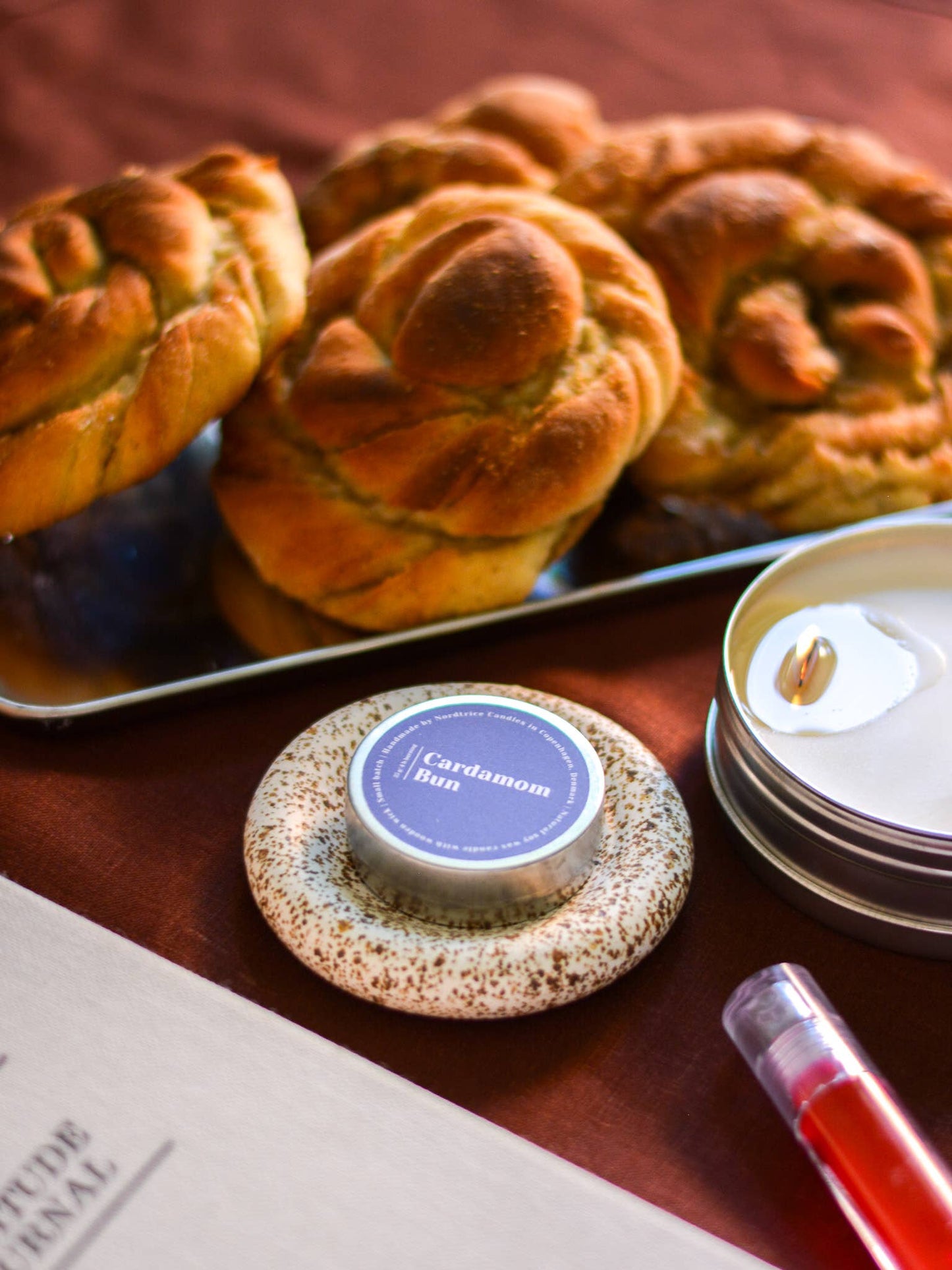 Nordtrice handgemaakte mini Cardamom Bun geurkaars - samen met cardamom buns tijdens fika moment