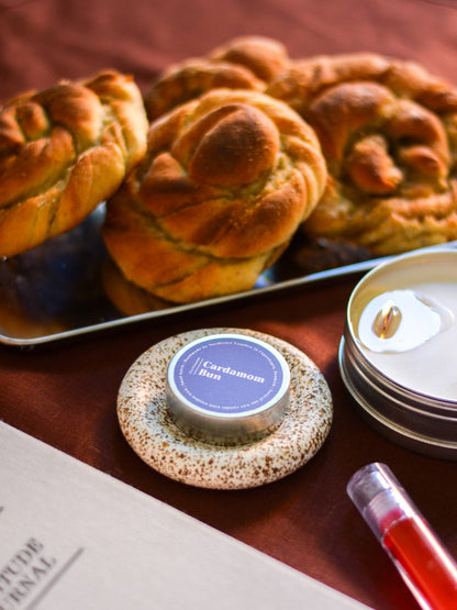 Nordtrice handgemaakte mini Cardamom Bun geurkaars - samen met cardamom buns tijdens fika moment