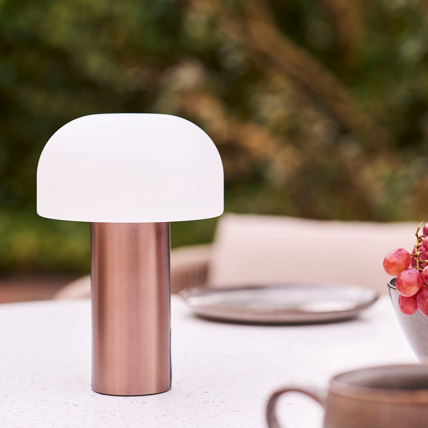 Soham koperen LED tafellamp — draadloze Scandinavische sfeerverlichting op fika tafel