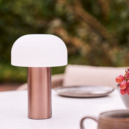 Soham koperen LED tafellamp — draadloze Scandinavische sfeerverlichting op fika tafel