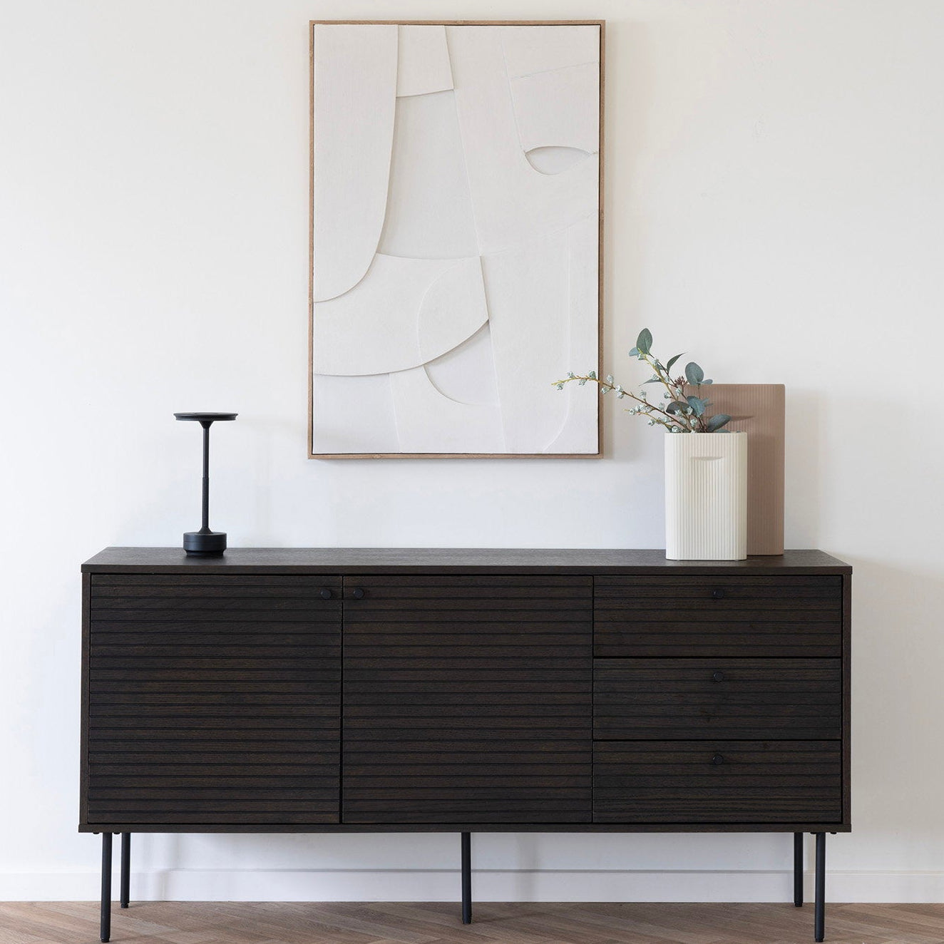 Lyneham draadloze tafellamp - op kast in minimalistische nordic setting