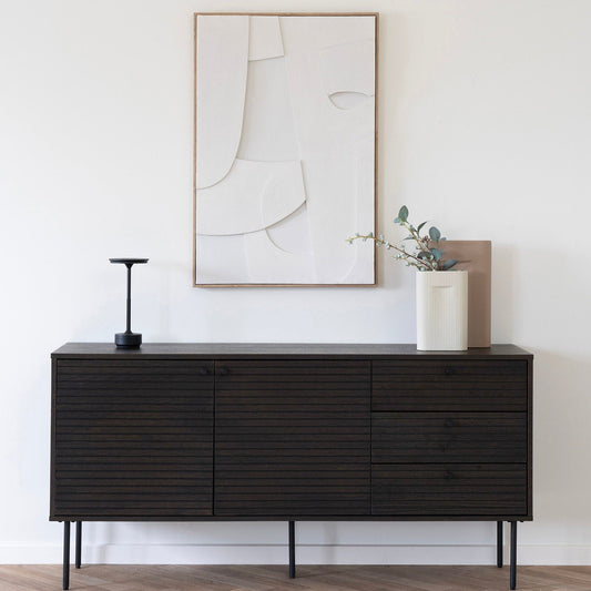 Lyneham draadloze tafellamp - op kast in minimalistische nordic setting