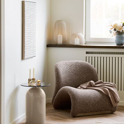 Stoense hygge lantaarn set - brede en hoge lantaarn in beige metaal op stijlvol nordic interieur