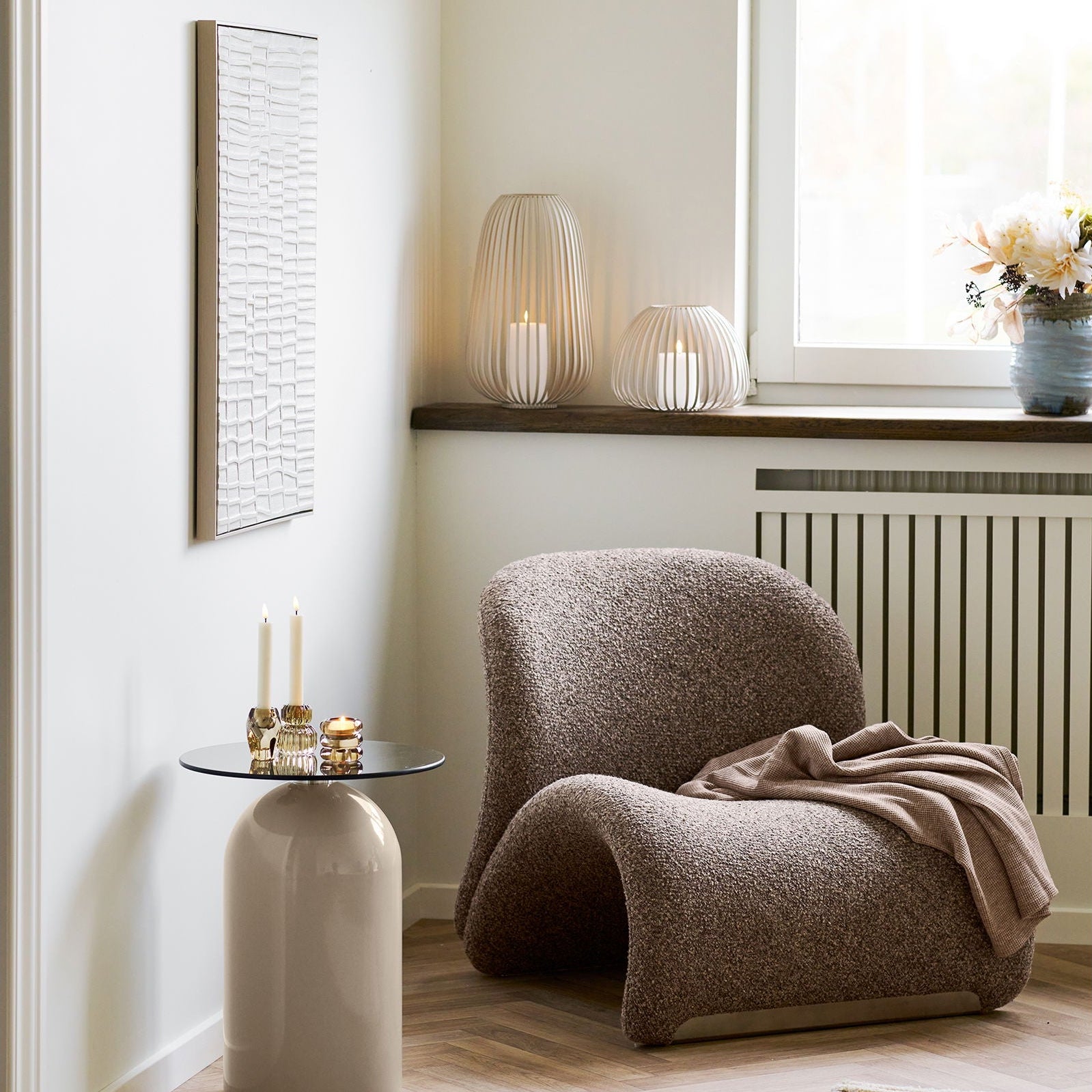 Stoense hygge lantaarn set - brede en hoge lantaarn in beige metaal op stijlvol nordic interieur