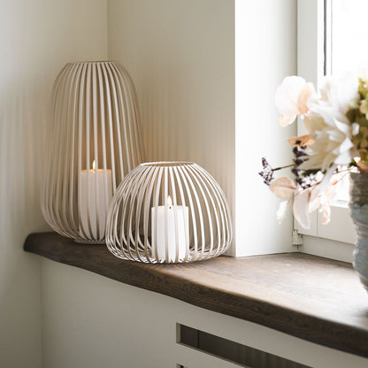 Stoense hygge lantaarn set - brede en hoge lantaarn in beige metaal op stijlvol houten scandinavische vensterbank
