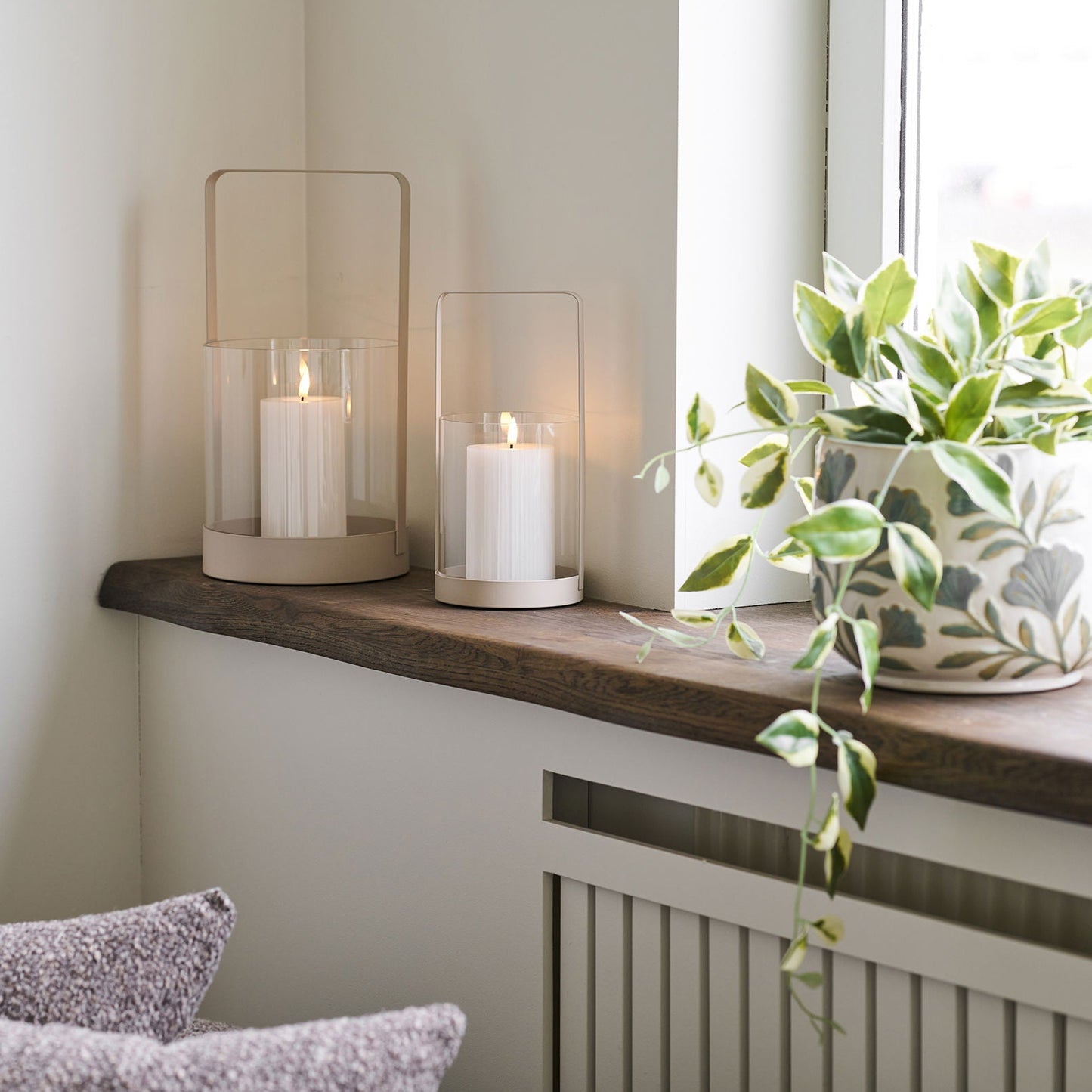 Windlicht set in beige metaal - warm scandinavische vensterbank