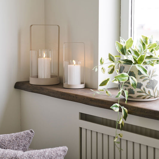 Windlicht set in beige metaal - warm scandinavische vensterbank
