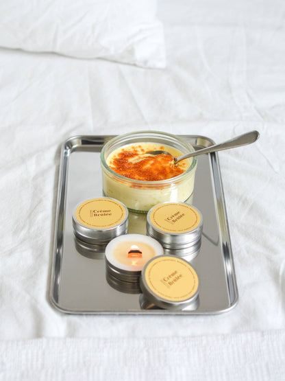 Nordtrice handgemaakte mini Crème Brûlée geurkaars - brandende kaars samen met een crème brûlée op plateau