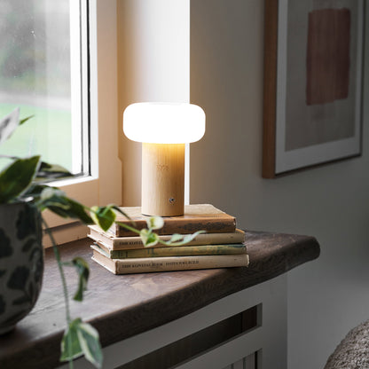 Stafford LED tafellamp in bamboe — draadloze Scandinavische sfeerverlichting