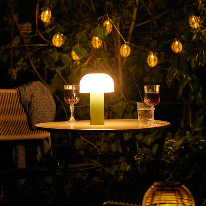 Soham groene LED tafellamp  — draadloze Scandinavische sfeerverlichting in gezellige tuinsetting
