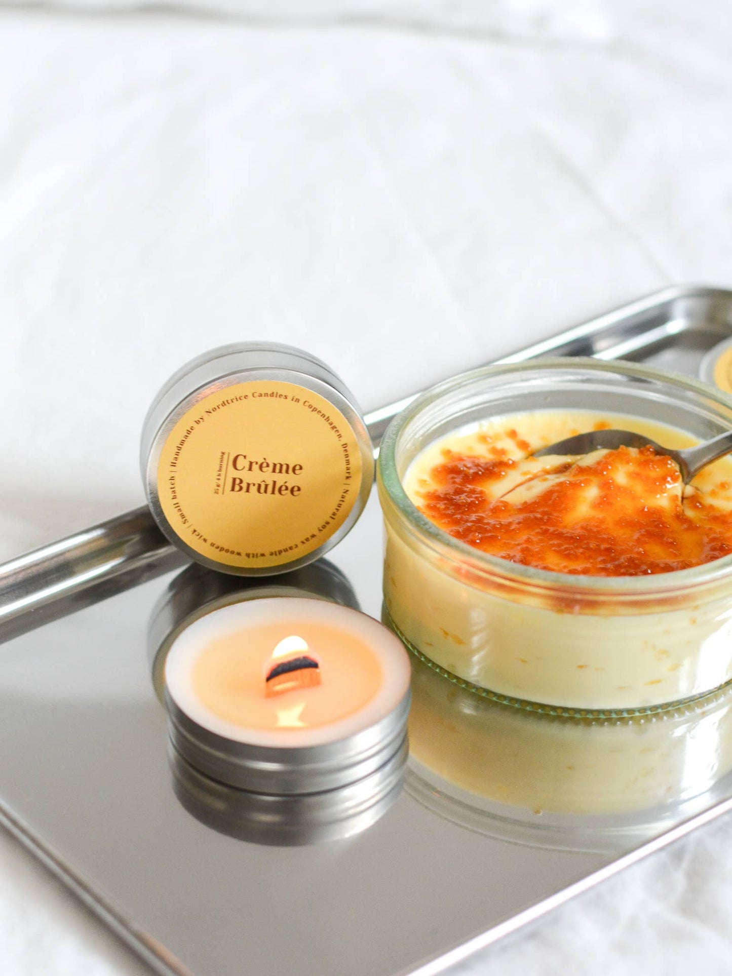 Nordtrice handgemaakte mini Crème Brûlée geurkaars - kaars samen met een crème brûlée op plateau
