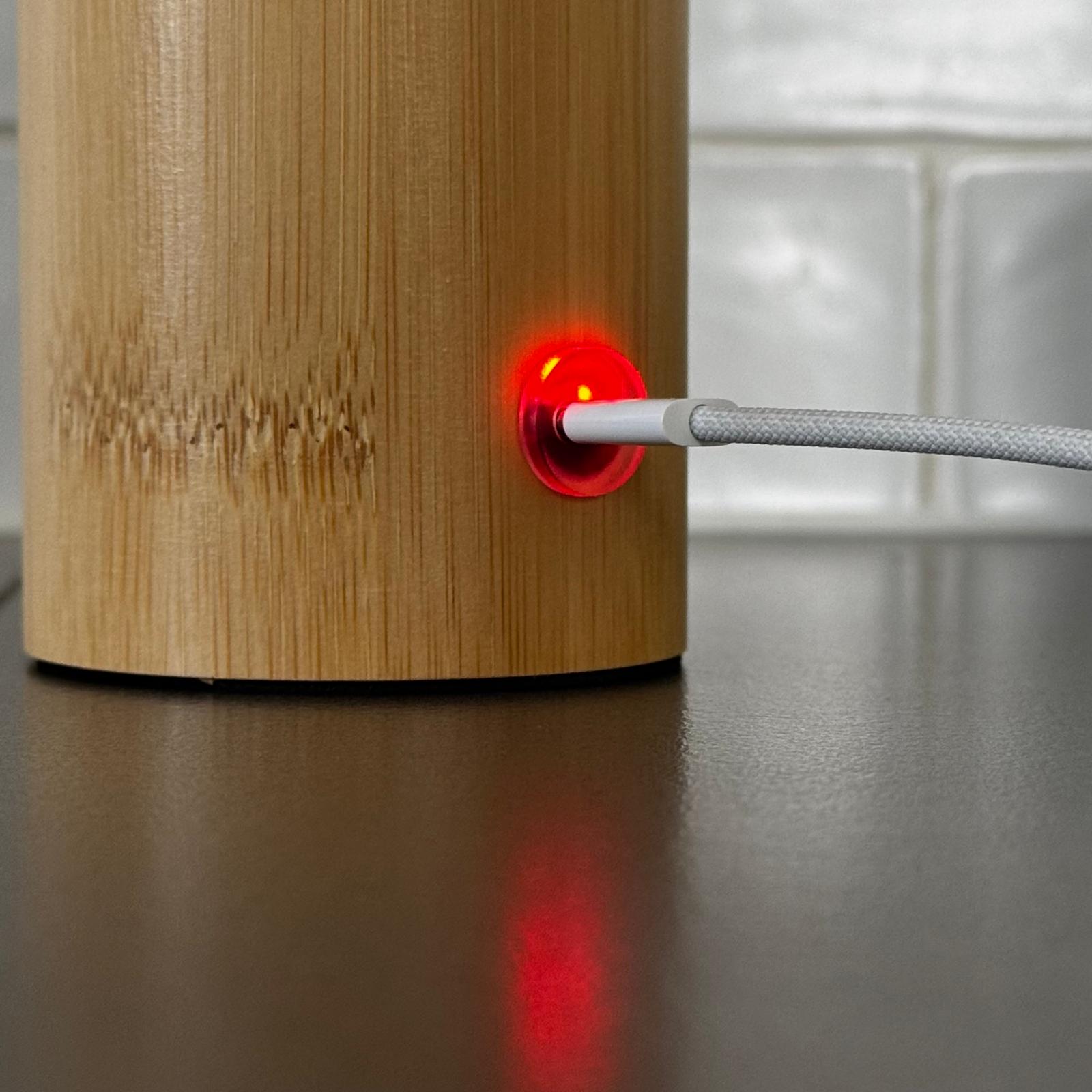 Close-up van de ladende USB-C laadpoort  van de Stafford bamboe sfeerlamp