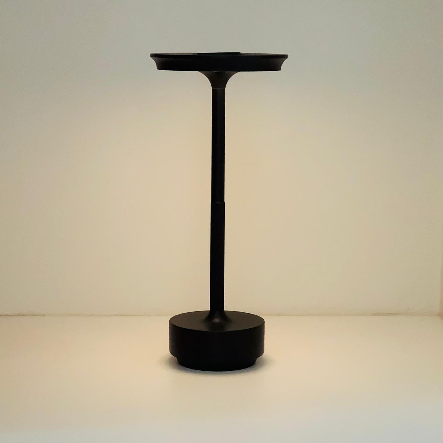 Lyneham LED tafellamp in zwart aluminium — draadloze Scandinavische sfeerverlichting