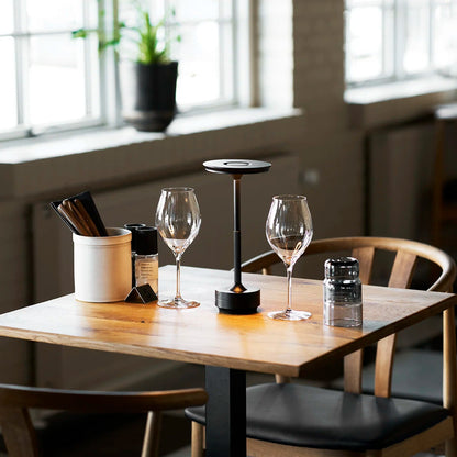 Lyneham tafellamp op een restauranttafel - gezellig dineren in een sfeervolle omgeving met warme materialen