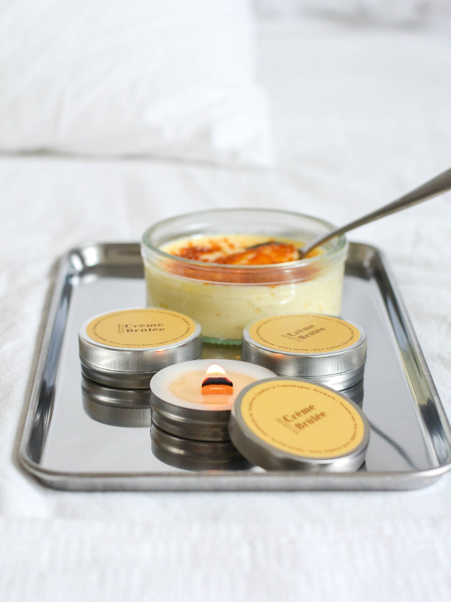 Nordtrice handgemaakte mini Crème Brûlée geurkaars - kaars samen met een crème brûlée op plateau