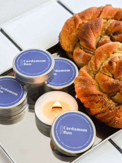 Nordtrice handgemaakte mini Cardamom Bun geurkaars - brandende kaars bij cardamom buns op plateau