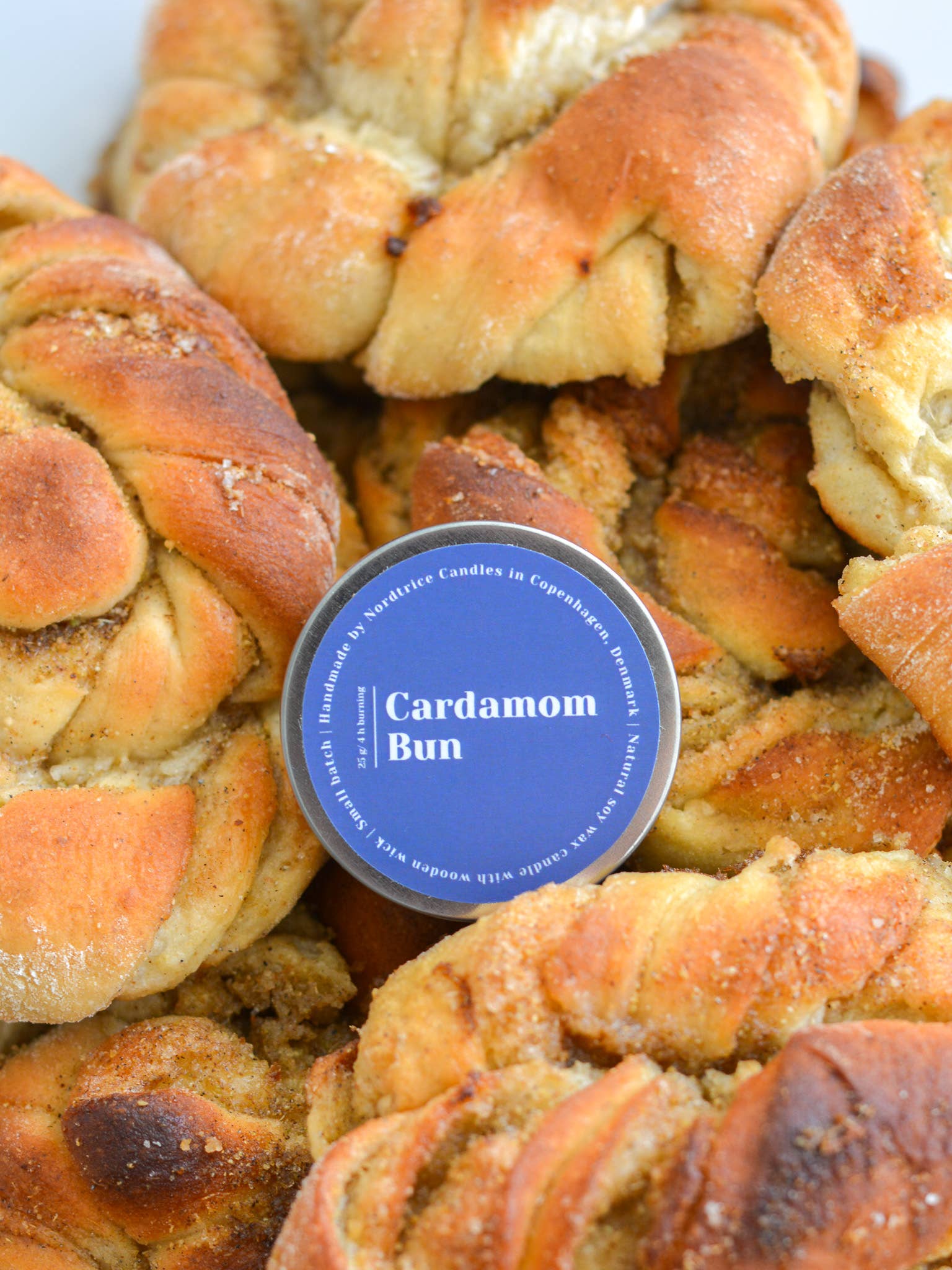 Nordtrice handgemaakte mini Cardamom Bun geurkaars - kaars omringt door cardamom buns