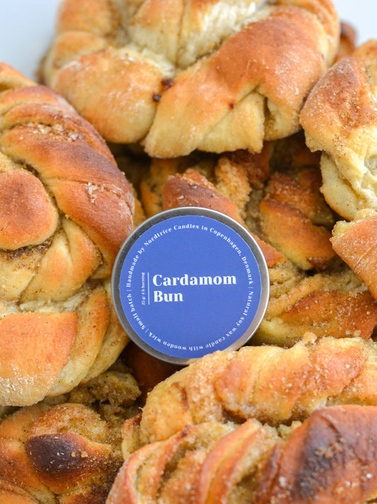 Nordtrice handgemaakte mini Cardamom Bun geurkaars - kaars omringt door cardamom buns